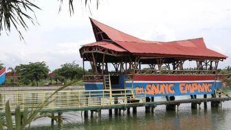 Saung Empang, Kuliner Subang Dengan Konsep Lesehan Diatas Perahu