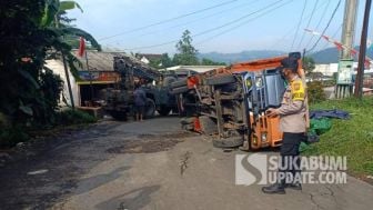 Oleng Hindari Jalan Berlubang, Truk Bermuatan Karton Terguling