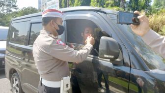 Sambut HUT RI Ke-77, Sat Lantas Polres Subang Bagikan Bendara Merah Putih