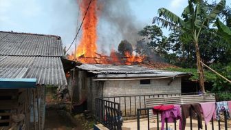 Akibat Korsleting Listrik, Satu Rumah Panggung di Krajan Purwakarta Hangus Dilahap Api
