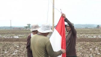 Petani Subang Gelar Upacara Bendera HUT RI ke-77 di Sawah, Dedi Mulyadi: Mereka Layak Disebut Nasionalis Sejati