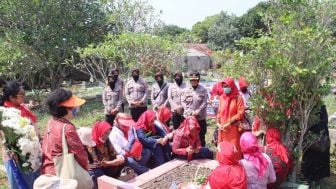 Polwan Polres Subang Bersama P3 Jawa Barat Ziarah di Makam Pahlawan