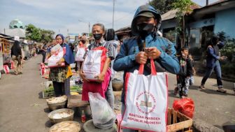 Jokowi Kunjungi Pasar Cicaheum Kota Bandung, Sejumlah Warga Dapat Bantuan Ini