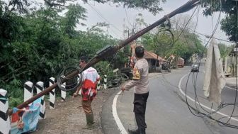 Evakuasi Tiang Telepon yang Nyaris Roboh di Jalan Raya Industri Purwakarta