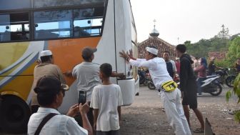 Cekatan, Aksi Dedi Mulyadi Bantu Evakuasi Kecelakaan di Jalur Subang-Purwakarta