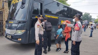 Kendaraan Polisi Jadi Penyelamat Warga Saat Angkot di Purwakarta Mogok Beroperasi