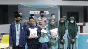 Ribuan Santri Penghafal Al Quran di Pulau Jawa Dapat Bantuan Beras