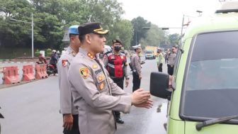 Polres Purwakarta Berikan Bantuan Sembako Kepada Sopir Angkot dan Tukang Ojek