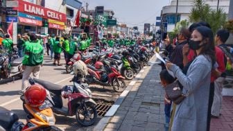 Aksi Unras Ratusan Pengemudi Ojol di Purwakarta Membetot Perhatian Warga