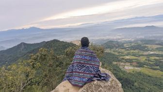 Menikmati Indahnya Matahari Terbit Dari Atas Gunung Bongkok Purwakarta