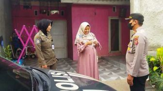 Kapolres Karawang Kabulkan Bumil Ngidam Naik Mobil Patroli Polisi