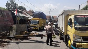 Waduh, Laka Lantas Tunggal Terjadi Plered Purwakarta, Truk Tabrak Pembatas Jalan