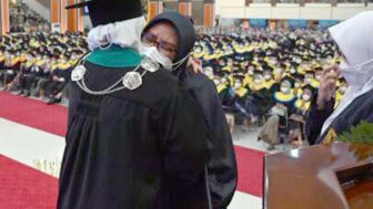 Bikin Haru, Ibu Ini Wakili Wisuda Anaknya yang Meninggal Dunia