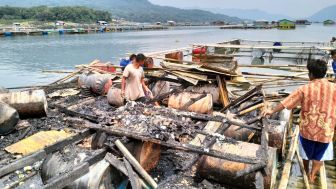 Akibat Gas Bocor, Satu Warung KJA di Waduk Jatiluhur Purwakarta Habis Dilahap Api