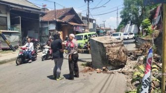 Truk Tabrak Pembatas Ketinggian Kendaraan di Plered, Tiang Sampai Roboh