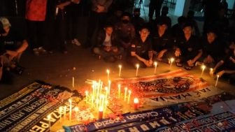 Ratusan Suporter Bola Karawang Gelar Doa Bersama Untuk Korban Kerusuhan Kanjuruhan Malang, Ini Harapannya