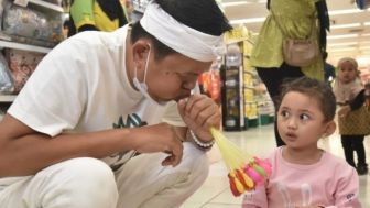 Jelang Sidang Pertama Gugatan Cerai, Dedi Mulyadi Unggah Foto Bersama Ni Hyang, Lihat Ekspresinya