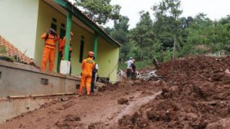 Tanah Longsor Terjang Wilayah Bogor, BPBD Ungkap Penyebabnya