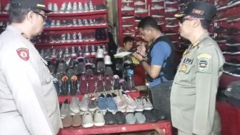 Toko Sepatu di Purwakarta Jual Miras Digeruduk Polisi, Puluhan Botol Disita