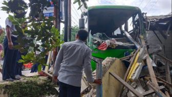 Bus Oleng Seruduk Warteg dan Toko di Purwakarta