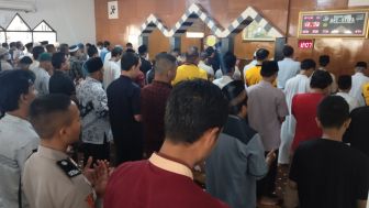 Warga dan Polisi Purwakarta Gelar Salat Gaib Untuk Korban Gempa Cianjur