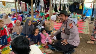 Langsung Datang ke Cianjur, Polisi Purwakarta Hibur Sejumlah Warga Korban Gempa