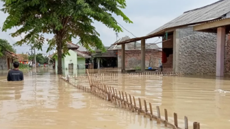 Sungai Cilamaya Meluap Akibat Cuaca Ekstrem, Puluhan Rumah Warga Karawang Terendam Banjir