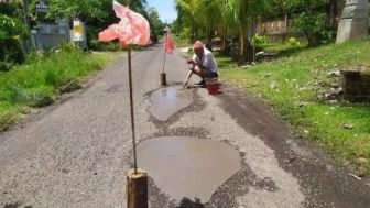 Kerap Timbulkan Laka Lantas, Warga Swadaya Perbaiki Lubang di Jalan RA Kartini Subang