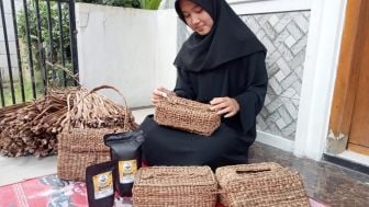 Keren! Eceng Gondok Disulap Jadi Kerajinan Bernilai Jual Tiggi Oleh Mojang Cantik Purwakarta