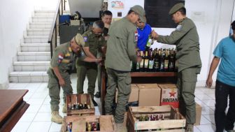 Satpol PP Bandung Mengamankan Ratusan Minuman Keras dan Obat Terlarang Jelang Natal dan Tahun Baru