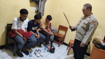 Kedapatan Bawa Celurit, Remaja di Karawang Digelandang ke Kantor Polisi