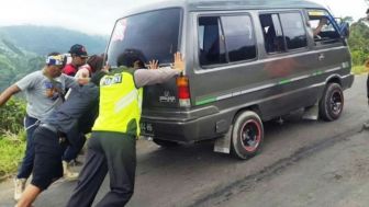 Polisi di Subang Rela Ganjal Ban Kendaraan Wisatawan, Tujuannya Untuk Ini