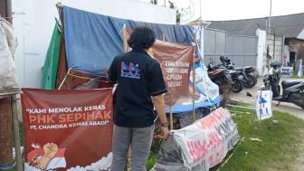 Protes! Buruh Korban PHK di Purwakarta Dirikan Tenda Didepan Perusahaan, Begini Tuntutannya