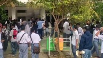 Kecewa Kepsek Diganti, Siswa SMK di Karawang Ngamuk dan Rusak Sekolahnya