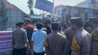 Eksekusi Lahan Tol Japek 2 di Desa Citaman Karawang Diwarnai Tangis Histeris Warga