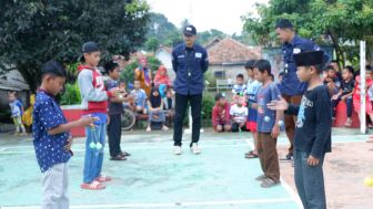 Anak-anak di Purwakarta Ikut Lomba Lato-lato