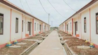 Relokasi Warga Terdampak Abrasi di Pesisir Pantai Utara Karawang, Pemkab Serahkan Rumah Laik Huni