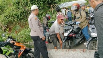 Pohon Tumbang Bikin Lalu Lintas di Jalur Wisata Wanayasa Purwakarta Terhambat