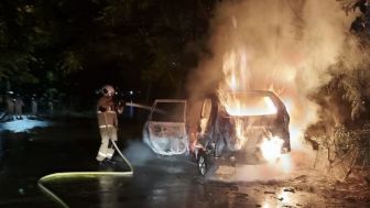 Sebuah Mobil Minibus Terbakar di Depan BPN Karawang Senin Malam, Penyebabnya Diduga Karena Ini