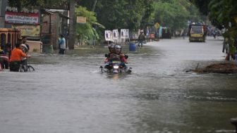 Diguyur Hujan Deras Sabtu Sore, Sejumlah Jalan di Karawang Terendam Banjir, Motor Warga Pun Sampai Mogok