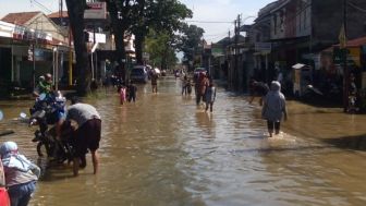 Banjir di Karangligar Karawang, Warga Keluhkan Bantuan Belum Juga Datang