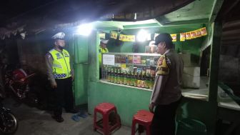 Gelar Operasi Pekat, Polisi di Purwakarta Razia Puluhan Botol Miras