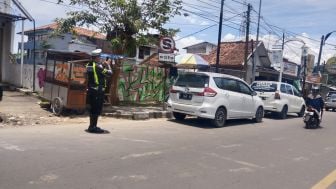 Tegas! Parkir Sembarangan, Sejumlah Mobil di Purwakarta Dikenakan Tilang ETLE