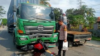 Seorang Pelajar di Purwakarta Luka Berat Usai Motornya di Seruduk Truk