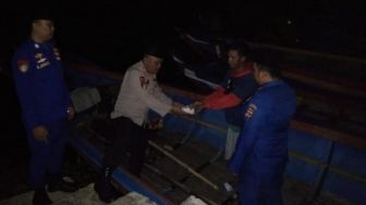 Satpolairud Polres Purwakarta Bagi-bagi Makanan Untuk Sahur di Waduk Jatiluhur