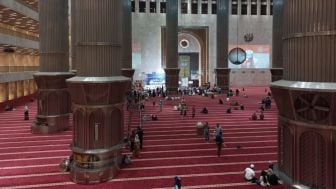 Jangan Asal Barcode! Puluhan Stiker QRIS Palsu Nempel di Kotak Amal Masjid Istiqlal