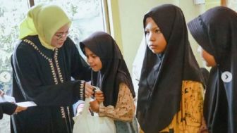 Bupati Purwakarta Beri Santunan Anak Yatim-Piatu di Desa Cianting