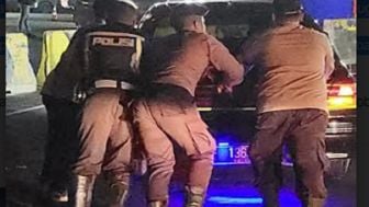 Keren! Aksi Polisi di Purwakarta yang Bantu Dorong Mobil Mogok Pemudik