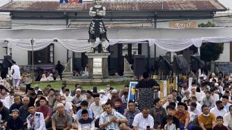 Pagi Tadi! Muhammadiyah Purwakarta Gelar Sholat Id di Depan Stasiun