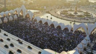 Ribuan Warga Padati Salat Idulfitri Perdana di Masjid Raya Al Jabbar